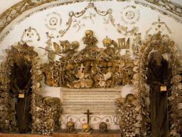 17. Римська церква в Склепі Капуцинів (Capuchin Crypt), можливо наймоторішніша пам’ятка у всій Італії. Розташований під 400-річної церквою склеп є місцем зберігання останків 3700 тіл з кістками, прибитими до стін у вигляді хитромудрих узорів.