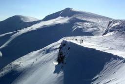 Драгобрат − найвисокогірніший гірськолижний курорт України − 1400 м над рівнем моря. Цей курорт перемагає в рубриці найкрасивіший, адже пейзажі гір створюють відчуття, ніби ви знаходитесь в Альпах. Тут справді неймовірна природа. 10 трас проходять через наймальовничіші куточки гір.