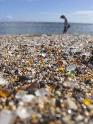 Скляний пляж.  Що ж у цьому незвичайного? Хоча пісок на пляжі звичайний, базальтовий. Скляний пляж острова Кауаї (на Гавайських островах) покритий мільйонами частинок «морського скла», що утворилися протягом багатьох років з уламків скляного сміття, ретельно відмитого і відшліфованого хвилями. Такі ж пляжі існують в каліфорнійських містечках Форт-Брегг і Беніціо