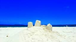 Білий пляж, Новий Південний Уельс, Австралія.  Пляж Hyams Beach занесений в книгу рекордів Гіннеса, як володар самого білого в світі піску. Він виглядає, скоріше, як сніг в оточенні літнього пейзажу.