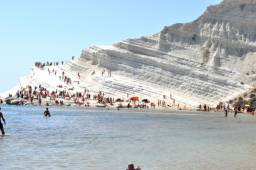 Пляж «Турецька драбина», Італія.  Турецька драбина (Scala dei Turchi) - пляж, який являє собою щаблі з натурального білого каменю, що утворилися під дією хвиль. Любителі позасмагати тут, нерідко опиняються покриті білою масою, що з мінералу мергелю, яким рясніють тутешні місця і який дуже корисний для шкіри.