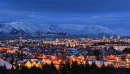 Найбільш енергоефективне місто в світі. Вся енергія і тепло, використовуване населенням Рейк'явіка, Ісландія, виробляється з геотермальних установок і поновлюваних джерел гідроенергії.
