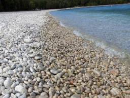 Пляж Скулхауз, острів Вашингтон, Вісконсін, США.  Якщо ви любите пляжі але абсолютно не переносите пісок, який липне до ніг і забивається скрізь, ви полюбите Скулхауз Біч. Замість  піску, він покритий гладкою галькою розміром з лимон, відшліфованою льодовиком за тисячі років. Кожен такий невеликий камінь - геологічна рідкість, навіть скоріше коштовність, так що всякого, хто спробує поцупити один додому, чекає неабиякий штраф.