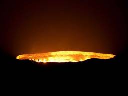 19. «Двері в пекло», палаючий кратер в Дервезі, Туркменістан, який радянські геологи випадково підпалили при бурінні в ході пошуків природного газу в 1971 році. Вони очікували, що вогонь горітиме лише кілька днів, але він горить вже чотири десятиліття по тому.