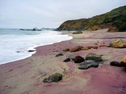 Фіолетовий пляж, Пфейффер Біч, Каліфорнія, США.  Ще один «шикарно розфарбований» піщаний пляж знаходиться на узбережжі Біг-Сюр в центральній Каліфорнії. Фіолетовий відтінок піску Пфейффер Біч обумовлений домінуючим мінералом - кварцом, в поєднанні з відкладеннями марганцевого граната, що містяться в оточуючих скелях.