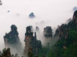 13. Гірський природний заповідник Тіанзі (Tianzi Mountain Nature Reserve) в гірській системі Улін’юань (Wulingyuan), Китай. Заповідник складається з «скелястих веж», оточених густими хмарами. Це одне з наймальовничіших місць в країні і тут майже ніколи не буває туристів.