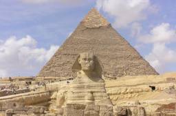 Піраміди – усипальниці єгипетських фараонів – стереже Сфінкс.