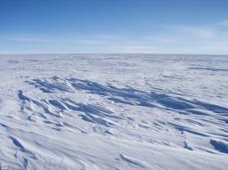 Найхолодніше місце в світі. На високому хребті східного Антарктичного плато температура може опускатися до мінімальних -135,8 градусів за Фаренгейтом