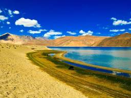8. Озеро Бангонг-Цо (Pangong Tso Lake), вузьке солоне озеро, що знаходиться в Гімалаях, між Індією і Тибетом. Контраст яскраво-блакитної води озера і гір просто заворожує.