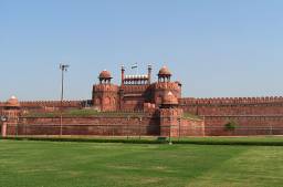 м. Агра. Рішення про будівництво Червоного форту було прийняти в 1639 році, коли Шах Джахан вирішив перенести свою столицю з Аґри до Делі.