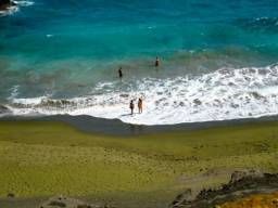 Пляж зеленого піску Папаколеа, Гавайські острови.  Своїм незвичайним кольором цей пляж зобов'язаний мінералу під назвою олівін, який потрапив сюди з попелом, розташованого неподалік невеликого вулкана. Для нескінченно різноманітною природи - звичайна історія, але як же красиво іскриться цей пляж своїми зеленими діамантами на сонці! Це тільки один з чотирьох подібних пляжів в світі, «нагороджених» яскраво-зеленим піском. Решта - пляж Талафофо (Гуам), Пунта Корморант на острові Флореан (Галапагоські острови), і ще один, з абсолютно невимовною назвою, Хорніндальсватнет (Hornindalsvatnet) в Норвегії.