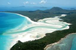Пляж Уайтхейвен Біч, острів Уїтсанді, Австралія.  Пляж Уайтхейвен Біч - не тільки мальовниче місце, він також відзначений нагородою Сі-Ен-Ен як самий екологічний пляж у світі. Тутешні піски яскраво-білого кольору містять велику кількість кремнію, який не зберігає тепло, даючи можливість щасливим відпочиваючим з комфортом прогулюватися по берегу босоніж в самий жаркий сонячний день.