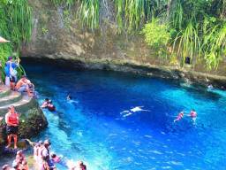 2. Прозорі блакитні води річки Хінатуан (Hinatuan) на філіппінському острові Мінданао (Mindanao). Річка з солоними водами, яка відома як “Зачарована річка”, тому що вона, здавалося б, тече з нізвідки, ідеально підходить для сноркелінга і дайверів.