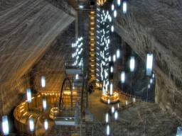 22. Саліна Турда (Salina Turda), соляна шахта, розташована в Трансільванії, Румунія, яка є популярною туристичною визначною пам’яткою ще з 1990-их років. У шахті, яка була побудована в XVII ст., на даний момент навіть є карусель і амфітеатр, захований глибоко в печері.