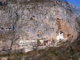 Найбільша святиня та визначна пам'ятка Чорногорії - монастир Острог. Він висічений у скелі високо в горах.