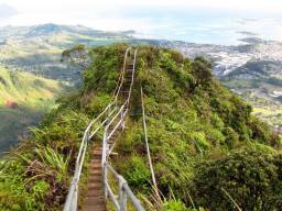 1. Cходи Хайку (Haiku Stairs) на острові Оаху (Oahu), Гаваї, які також відомі як «сходи в небеса». Вони являють собою круту стежку з дерев’яними сходами, прикріпленими до схилу кручі. Насправді вони не відкриті для загального користування, але люди, тим не менш, піднімаються по них, щоб насолодитися приголомшливими видами, що відкриваються з пагорба.